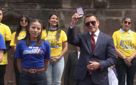 El presidente Daniel Noboa recibió, de parte de becarios, una moneda que simboliza la confianza en su compromiso.
