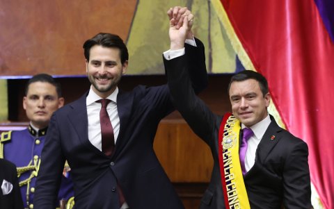 Daniel Noboa (d), posa con la banda presidencial junto al presidente de la Asamblea Nacional, Niels Olsen (i),