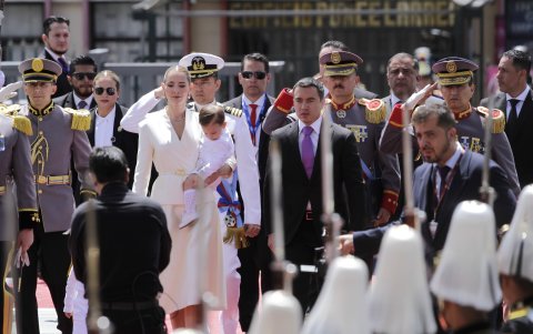 Lavinia Valbonesi llega a la investidura presidencial junto a sus hijos.