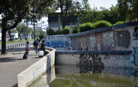 Vandalismo. Así luce la pileta de la Kennedy con daños y grafiteada.