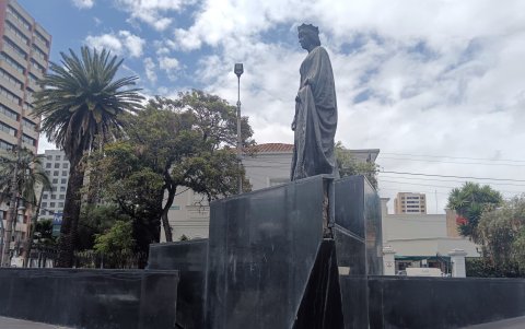 Daños. Baldosas rotas y basura en la pileta de la 12 de Octubre.