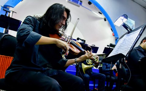 Las cuerdas brindan un ambiente diferente a las liturgias.