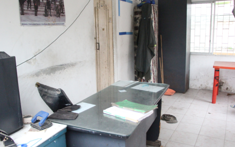 Interior. La UPC de Sauces 6 luce como un dormitorio abandonado. Se ve un colchón y un televisor. El sitio no es utilizado para dar seguridad a la ciudadanía.