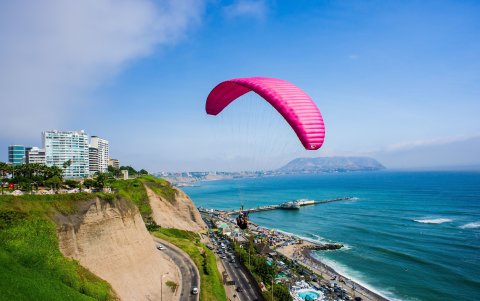 Deporte. En Lima también se puede disfrutar del turismo de acción, para ello está el paseo en parapente.