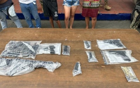 En el operativo decomisaron fusiles, pistolas, alimentadoras, camionetas, celulares, entre otros.