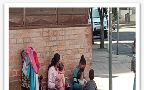 Familias enteras se toman las aceras de la República de El Salvador para pedir dinero, los vecinos piden atención municipal