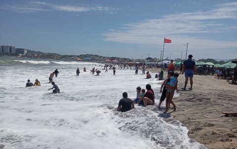 Las condiciones del mar impidieron que muchos pudieran disfrutar plenamente de sus actividades recreativas.
