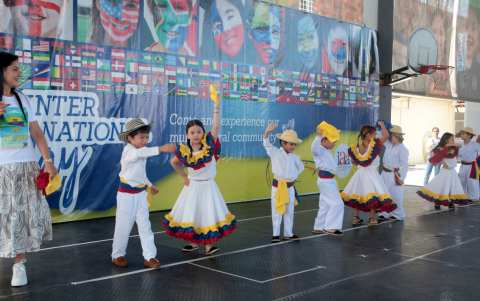 Durante el evento hubo shows de baile, música en vivio, propuestas gastronómicas internacionales, juegos y actividades recreativas.