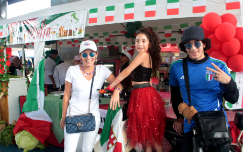 Diana Acosta-Feldman, y sus hijos Diana Villacís y Alejandro Loor.