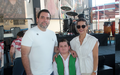 David Vásquez, el pequeño David Vásquez y Viviana Haing.