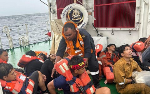 Tripulantes rescatados del buque liberiano.