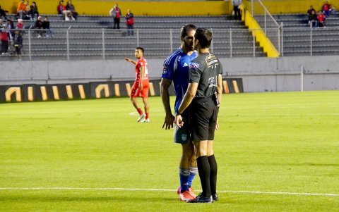 Castelli fue expulsado a los 17 minutos del choque entre Emelec y El Nacional.