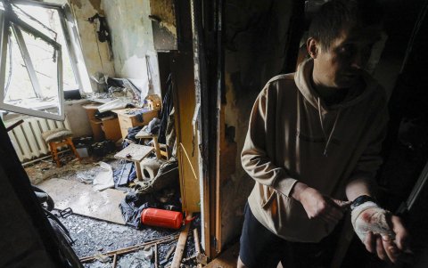 Un hombre herido muestra los daños en su vivienda tras ser alcanzada por un dron en Kiev