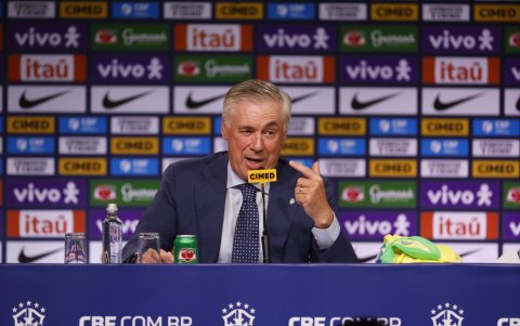 Carlo Ancelotti en conferencia de prensa en las eliminatorias sudamericanas.