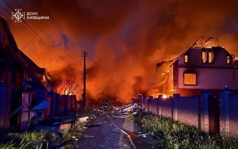 Bomberos operando en casas en llamas luego del ataque ruso en la región de Kiev, en medio de la invasión rusa en Ucrania.