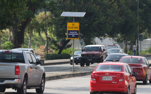 Velocidad. Los letreros de “radar en calibración” se mantienen, mientras los conductores transitan a la velocidad que consideren. Hay operativos en varias zonas.