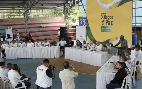 Integrantes de las delegaciones en el cierre del quinto ciclo de diálogos de paz con las FARC, en el resguardo indígena Inda Zabaleta, Tumaco.