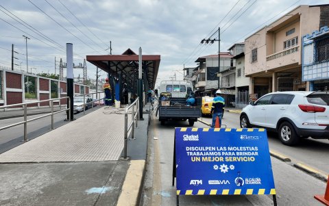 En calles como Luis Urdaneta, Riobamba, García Avilés y Noguchi se realizan controles en el carril exclusivo para evitar posibles retrasos en las obras.
