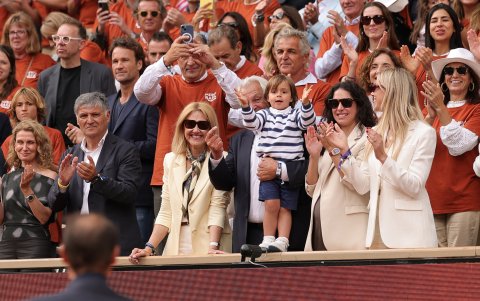 La esposa, hijo y demás familiares estuvieron en las gradas.