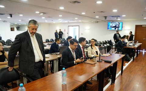 El abogado Ramiro García (de pie) llegó la mañana de este 27 de mayo de 2025 a la diligencia.