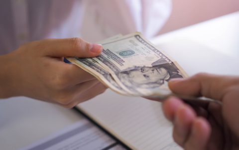 Beneficiarios del Bono de Desarrollo Humano pueden cobrar los $55 en tiendas autorizadas o bancos aliados del MIES.