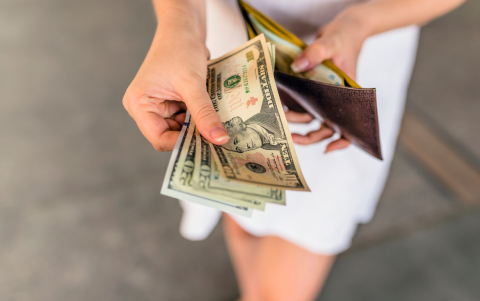 El MIES recomienda recibir el bono vía depósito bancario para mayor seguridad y comodidad.