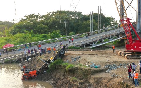 En la imagen, el retiro de uno de los vehículos pesados, realizado el pasado 27 de mayo.