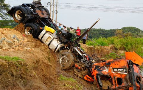 Este es el vehículo que fue extraído del río Magro, en Daule. Aún quedan dos vehículos por sacar de las aguas.