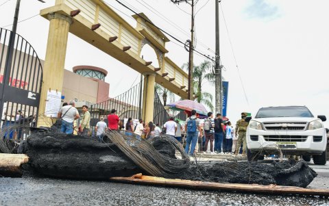 Así quedaron las llantas que fueron extinguidas, tras el plantón estudiantil.