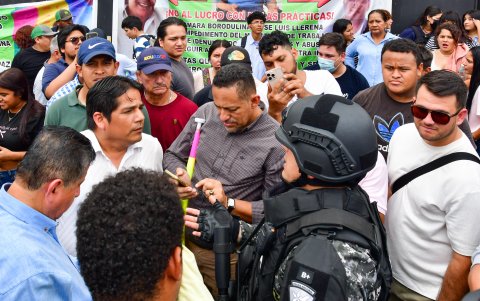 Miembro de la Policía habla con representante del gremio estudiantil