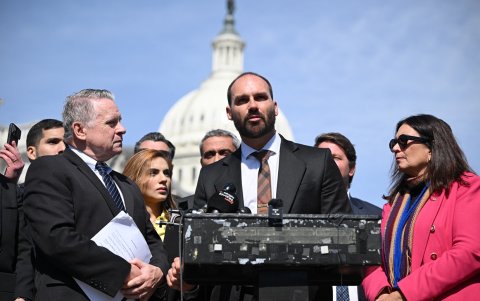 El miembro de la Cámara de Diputados de Brasil Eduardo Bolsonaro habla en una conferencia de prensa sobre Brasil afuera del Capitolio el 12 de marzo de 2024.