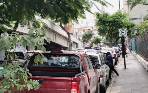 Un peatón (de camisa azul) es captado mientras orinaba al pie de un vehículo en esa zona.