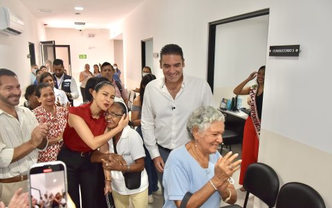 El alcalde Juan José Yúnez, junto a adultos mayores de la inauguración.