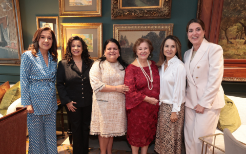 Cynthia Álvarez, Lourdes Alvarado, Teresa Nuques, Norma Plaza de García, María Elena Vicuña y Caterina Costa.