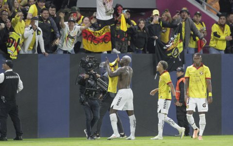 Felipe Caicedo mostró su camiseta a la hinchada torera en Chillo Jijón.