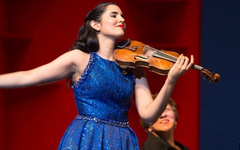 Aisha Syed con la pianista dominicana María Morel, quien la ha acompañado desde que tenía 11 años de edad, en un concierto en Nagua, en República Dominicana.