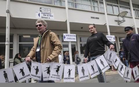 Varias personas, entre ellas algunas víctimas de Joel Le Scouarnec, se manifiestan en la ciudad francesa de Vannes en el veredicto del juicio contra el  excirujano por pederastia.