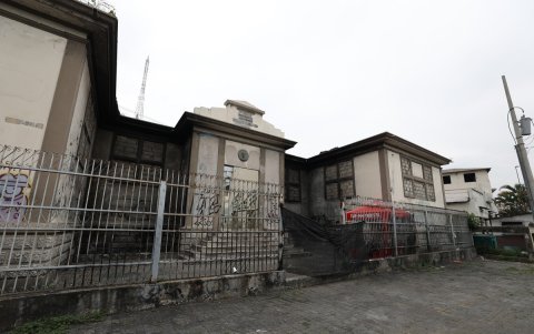 El martes 27 de mayo del 2025, EXPRESO evidenció la presencia un guardia custodiando el ingreso al anfiteatro Julián Coronel. Una tela de color negro es usada como cerramiento.