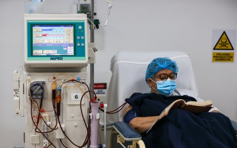Unos 20.000 pacientes con insuficiencia renal, que requieren diálisis en Ecuador, viven desde hace año y medio una angustiosa incertidumbre.