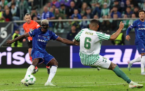 Moisés Caicedo en el momento del remate que terminó en el cuarto gol del Chelsea.
