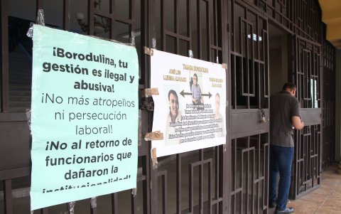 Carteles con mensajes de rechazo a la gestión de la rectora, Tamara Borodulina, están al ingreso del edificio administrativo de la Universidad Agraria.