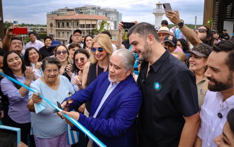 Momento en el que fue inaugurada una de las estructuras en vía a la costa este 28 de mayo.