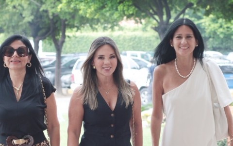 Angélica de Tapia, Sandra Cevallos y Mía Alfaro.