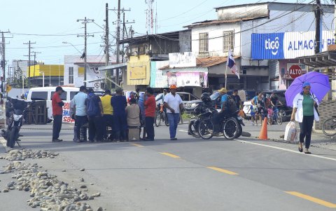Trabajadores bananeros bloqueando una carretera en Changuinola, provincia caribeña de Bocas del Toro (Panamá).