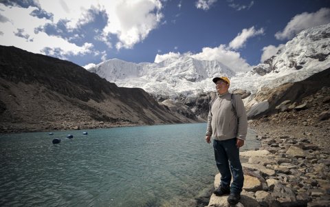 Saúl Luciano Lliuya, de 41 años, posa frente a la laguna Palcacocha, ubicada a 4.650 metros sobre el nivel del mar en el Parque Nacional Huascarán, en Huaraz, el 23 de mayo de 2022.