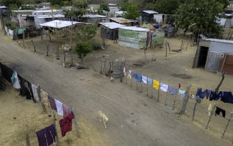 Vista aérea del campamento de migrantes La Pista en Maicao, departamento de La Guajira, Colombia, el 23 de abril de 2025.