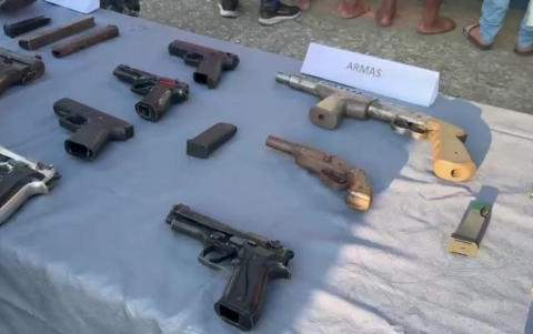 Armas decomisadas durante el operativo.