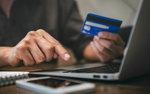 Tarjetas de crédito y débito están bajo supervisión del SRI para garantizar el pago correcto del impuesto por consumos internacionales.