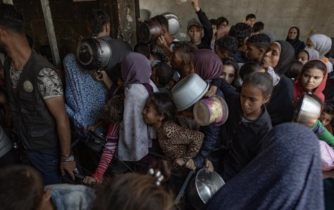 Cientos de palestinos en la Ciudad de Gaza luchan para conseguir raciones de comida.