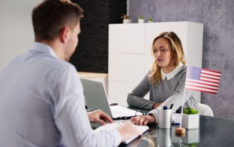 Referencial. Solicitantes esperan su turno en el consulado de EE. UU. para la entrevista de visa.